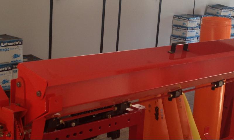 					    	Caixa para plantio de braquiária entre linhas no plantio de milho. VEJA MONTADO EM MÁQUINAS  NA PÁGINA DE SERVIÇOS.
					  	